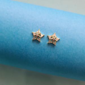 Simple star earring